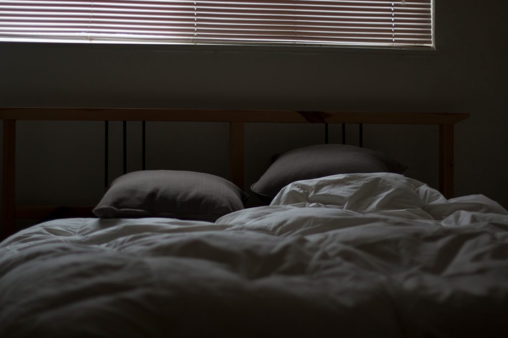 Una cama, tú, yo, piénsalo.